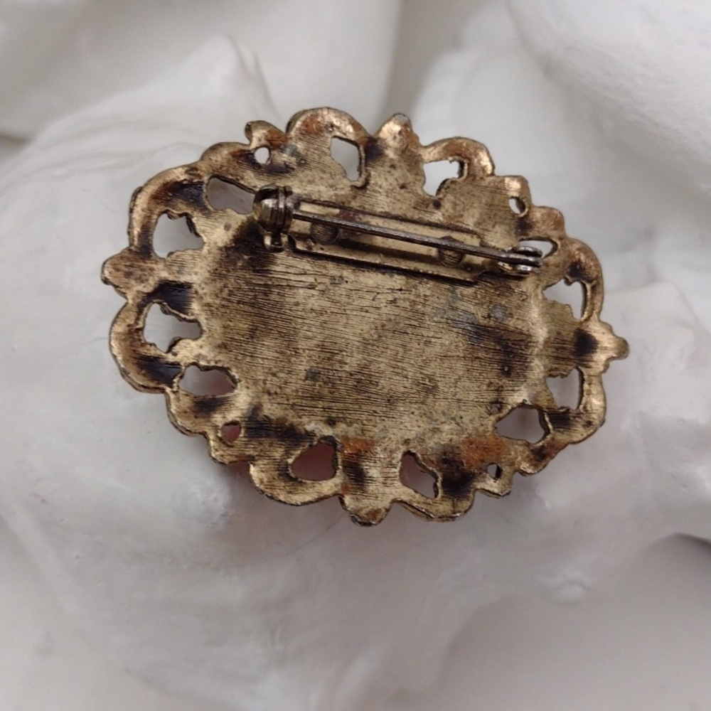 Vintage-Style Multifaceted Vibrant Red Glass Stone Gold Tone Brooch - Picture 4 of 5
